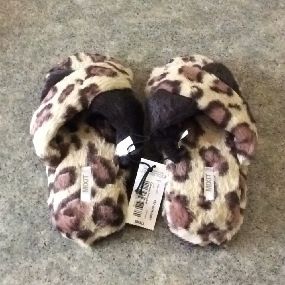 women mixit criss cross leopard 🐆 slippers 💕💕